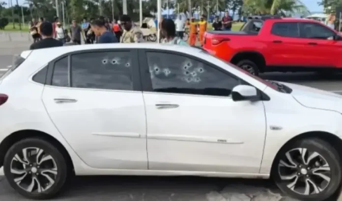 Homem é baleado e bate carro em poste após ser alvo de tiros na orla de Piatã