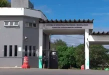 Polícia faz buscas para recapturá-lo.