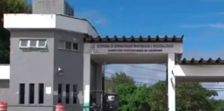 Polícia faz buscas para recapturá-lo.