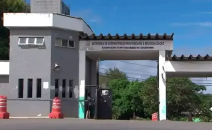 Polícia faz buscas para recapturá-lo.