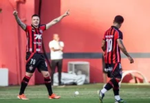 Vitória derrota o Bragantino no Barradão com gol de Renato Kayze