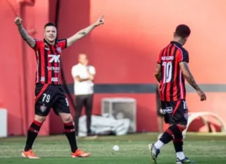 Vitória derrota o Bragantino no Barradão com gol de Renato Kayze