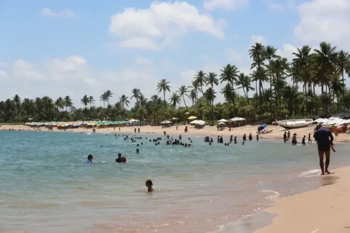 Ação de salva-vidas e banhistas evitou mais uma tragédia no litoral de Camaçari.