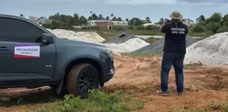 Após denúncia, fiscalização remove materiais de construção em área de preservação em Arembepe