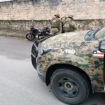 Com eles, a polícia apreendeu uma pistola calibre 9mm.