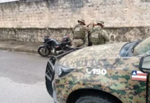 Com eles, a polícia apreendeu uma pistola calibre 9mm.