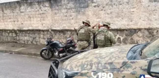 Com eles, a polícia apreendeu uma pistola calibre 9mm.