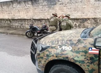 Com eles, a polícia apreendeu uma pistola calibre 9mm.