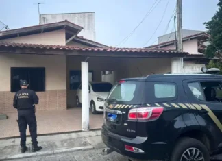 Entre os investigados estão um policial civil e um gerente de banco