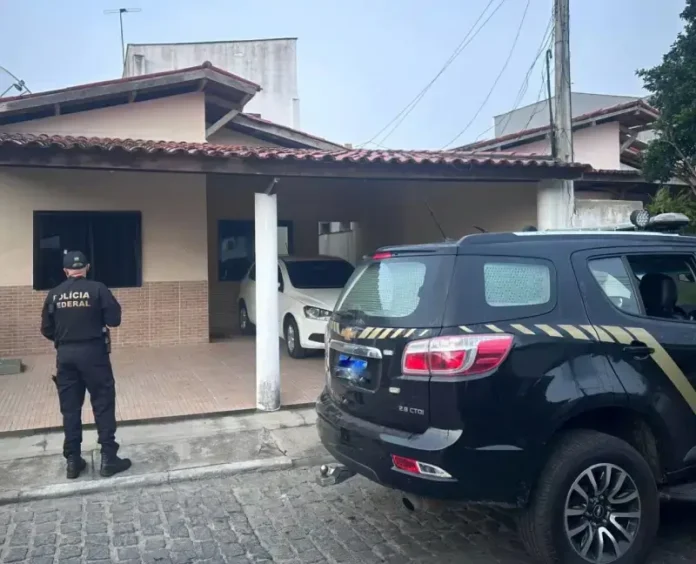 Entre os investigados estão um policial civil e um gerente de banco