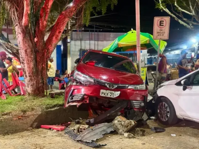 Motorista sem habilitação perdeu o controle do carro.