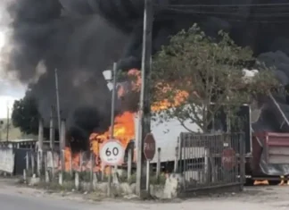 O choque causou incêndio e interditou a rodovia.