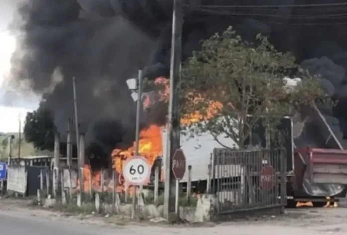 O choque causou incêndio e interditou a rodovia.