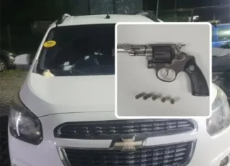 O veículo recuperado e a arma apreendida foram encaminhados para a Delegacia