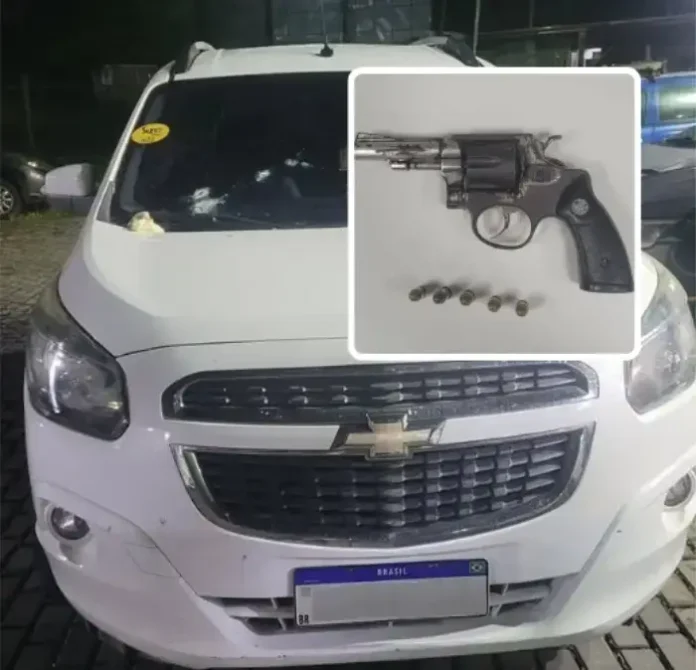 O veículo recuperado e a arma apreendida foram encaminhados para a Delegacia