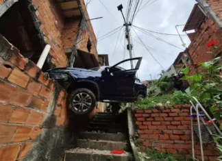 Polícia suspeita de envolvimento com tráfico.