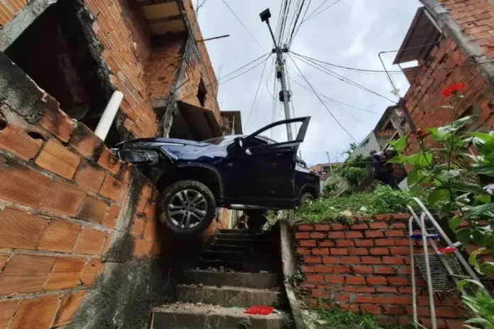 Polícia suspeita de envolvimento com tráfico.