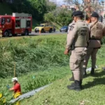 Um ficou quatro horas escondido em um córrego. Outro suspeito fugiu.
