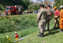 Um ficou quatro horas escondido em um córrego. Outro suspeito fugiu.