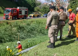Um ficou quatro horas escondido em um córrego. Outro suspeito fugiu.