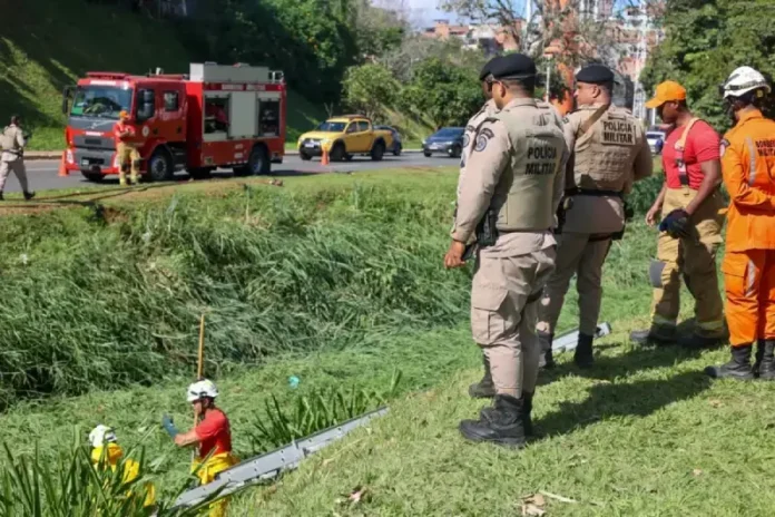 Um ficou quatro horas escondido em um córrego. Outro suspeito fugiu.