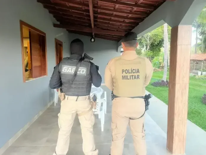 A segunda fase da Operação Terra Justa prendeu um oficial da PM suspeito de receber propina para acobertar crimes de grupo miliciano. A segunda fase da Operação Terra Justa prendeu um oficial da PM suspeito de receber propina para acobertar crimes de grupo miliciano.