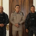 Ao lado de um colega, entrou em uma lagoa para ajudar na captura de um assaltante