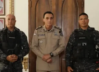 Ao lado de um colega, entrou em uma lagoa para ajudar na captura de um assaltante