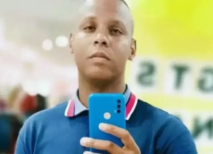 Até o momento, ele segue foragido.