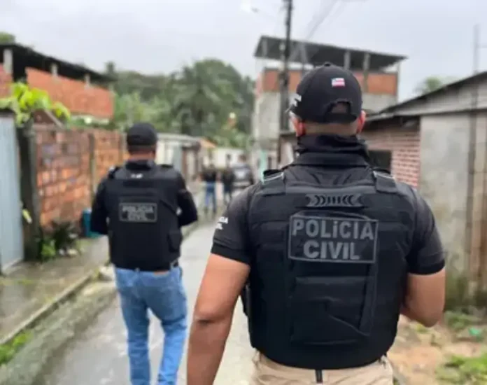 Companheira é a principal suspeita, e a Polícia Civil investiga o caso.