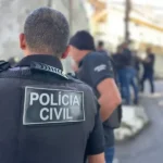 Mais de 2 mil produtos foram apreendidos, e dois suspeitos foram presos.