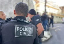 Mais de 2 mil produtos foram apreendidos, e dois suspeitos foram presos.