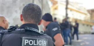 Mais de 2 mil produtos foram apreendidos, e dois suspeitos foram presos.