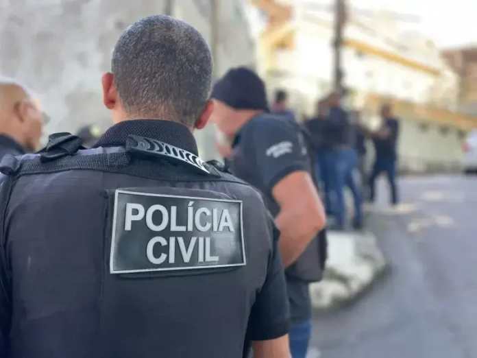 Mais de 2 mil produtos foram apreendidos, e dois suspeitos foram presos.