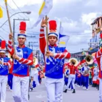 O evento reúne escolas, fanfarras, grupos culturais e instituições, destacando o tema “Camaçari Educadora”.