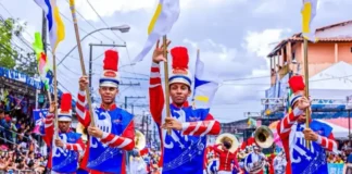 O evento reúne escolas, fanfarras, grupos culturais e instituições, destacando o tema “Camaçari Educadora”.