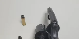 O homem e o material foram encaminhados à 18ª Delegacia Territorial (DT) de Camaçari