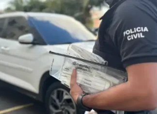 Polícia apreendeu diversos documentos falsificados com timbres e assinaturas de médicos.