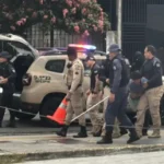 Polícia Civil prende homem suspeito de usar cães para atacar pessoas na Graça As vítimas relataram episódios de ameaças e ataques físicos promovidos pelo homem com o auxílio dos animais.